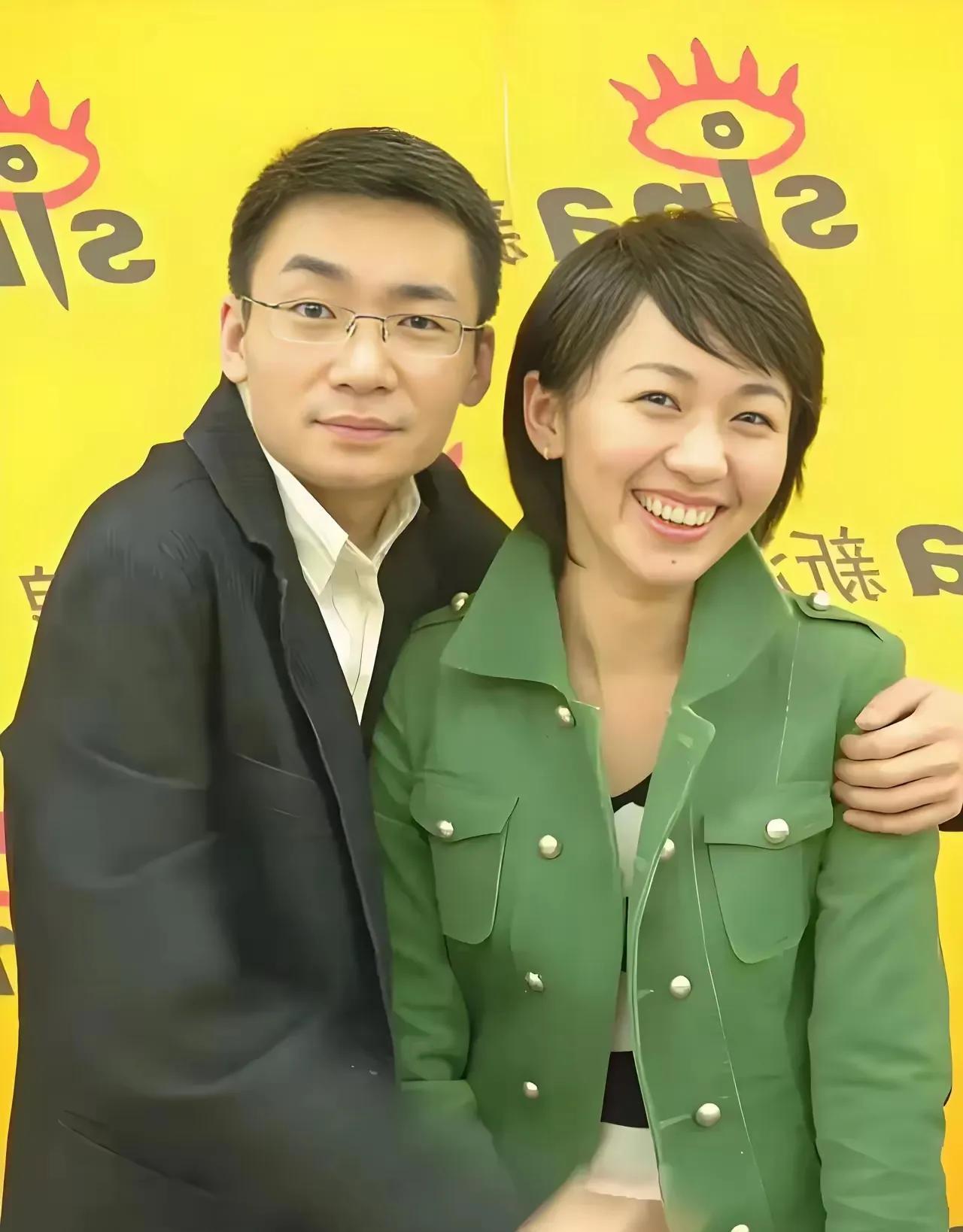 欧阳夏丹的笑容好灿烂啊！她穿着绿色的上衣，一头短发，被她的笑容感染了，很喜庆。