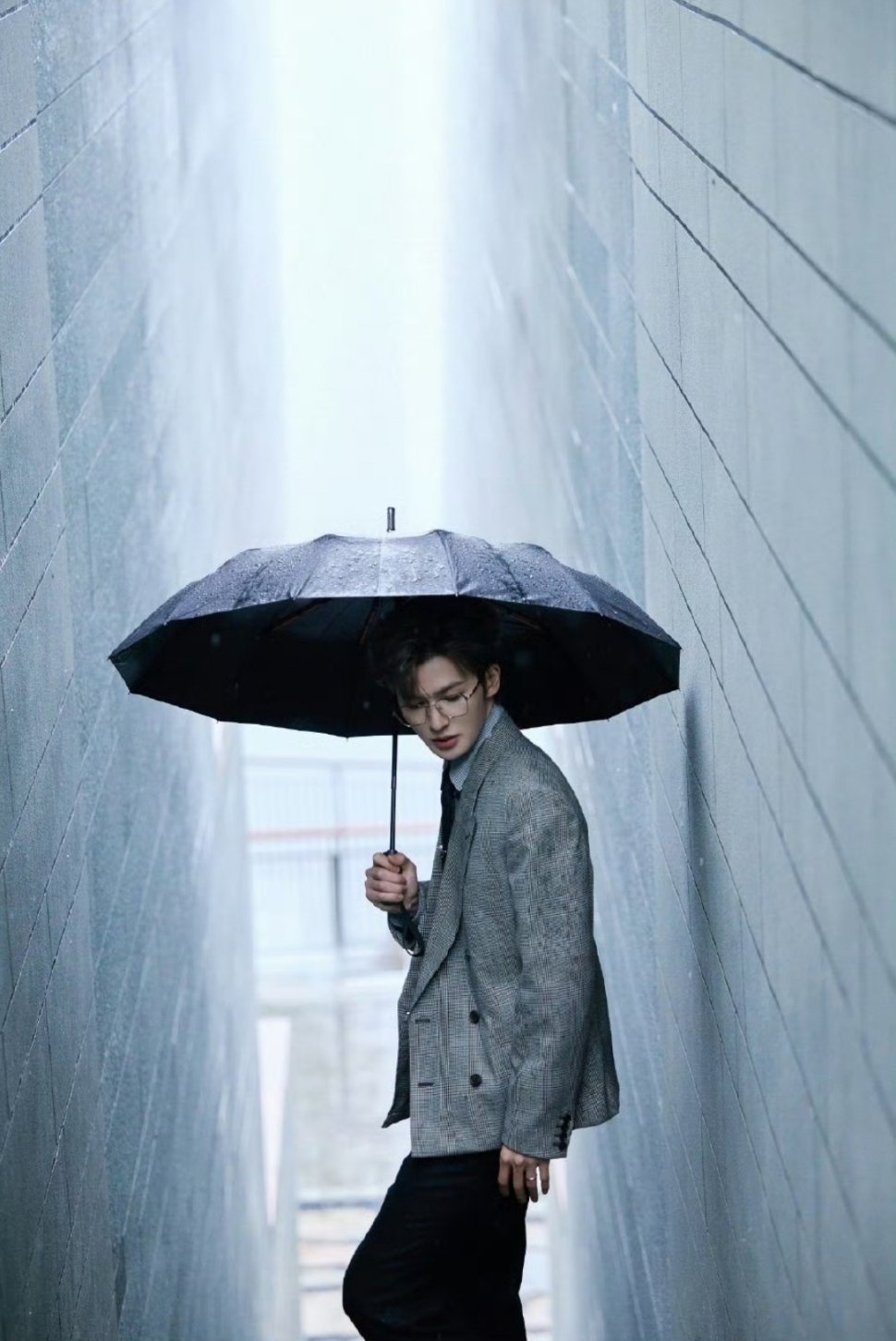 朱正廷雨中撑伞气质好贵灰色西装，银色眼镜框，这本来的装扮都已经很贵气了！再搭配