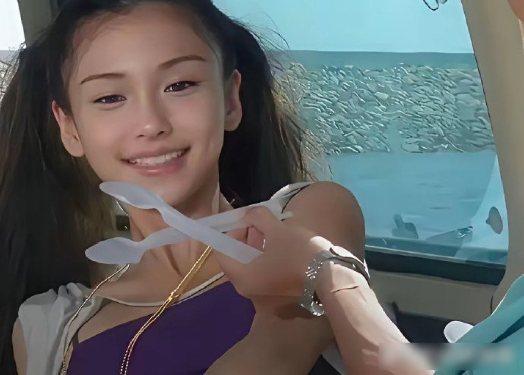 这个时期的杨颖看起来就十几岁，完全是大美女幼年体，居然有人说她整容，不理解