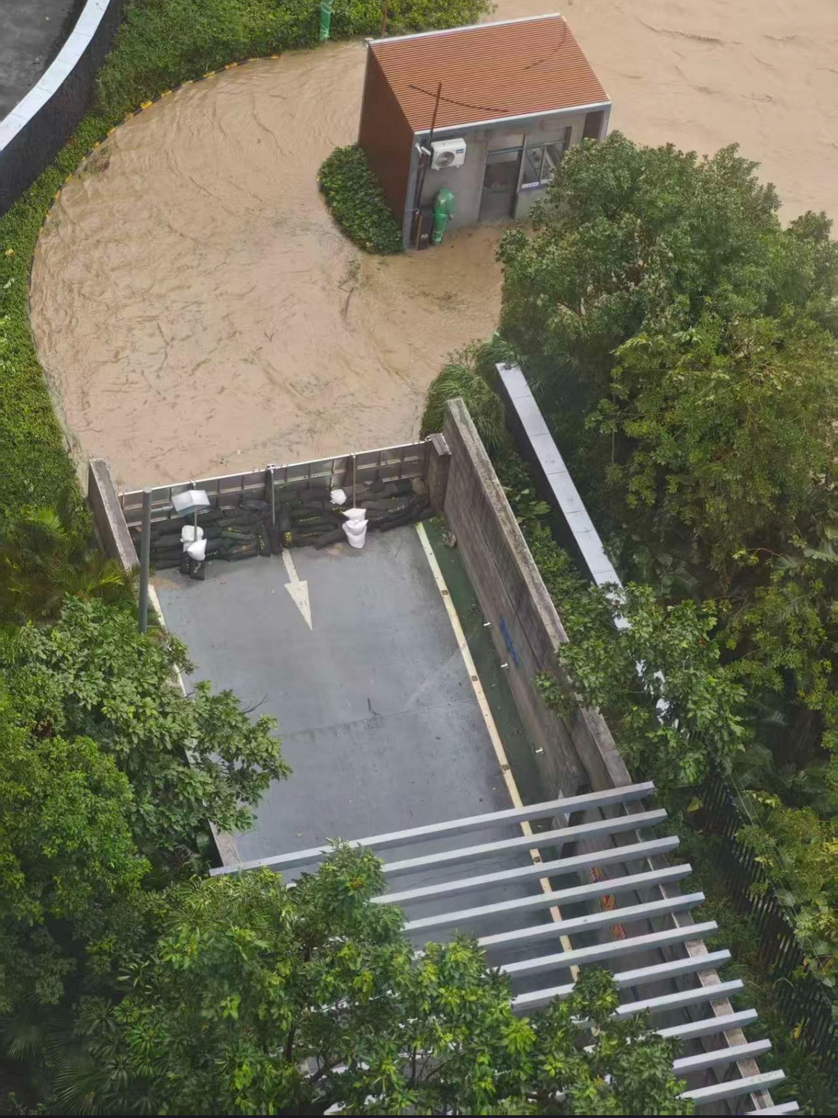 广东大部分被台风桦加沙覆盖小区海水倒灌物业在地下室入口加了防洪装置我觉得，这才