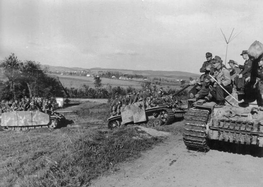 二战后期德军坦克上那些看起来像“裙子”的外挂钢板，其实就是Schürzen侧裙板