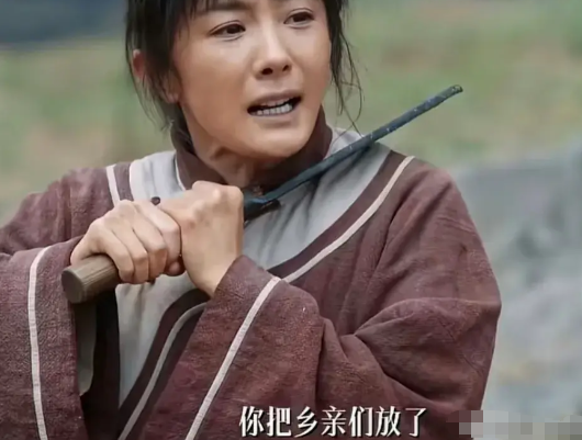 《生万物》太假了，绣绣只身入匪穴，勇救乡亲。如果不是大脚突然回来，挟持了匪首