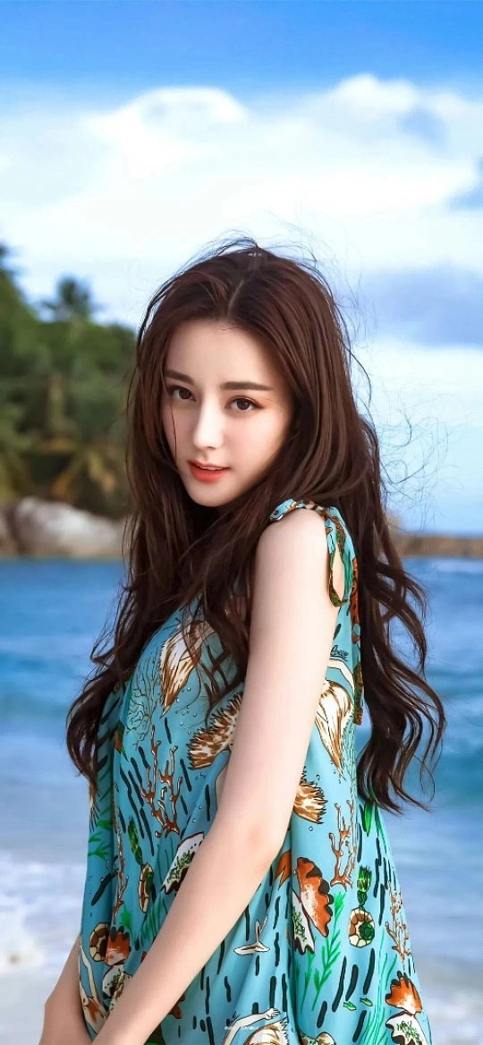 迪丽热巴感受到夏天了清新穿搭裹挟着夏日气息扑面而来，明媚灵动的模样氛围感十足，眉