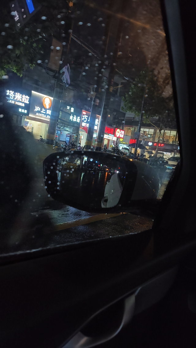 买车后生活变化一丶以前因为之前没有买车一直骑车上班，没有任何开销，而且自己以