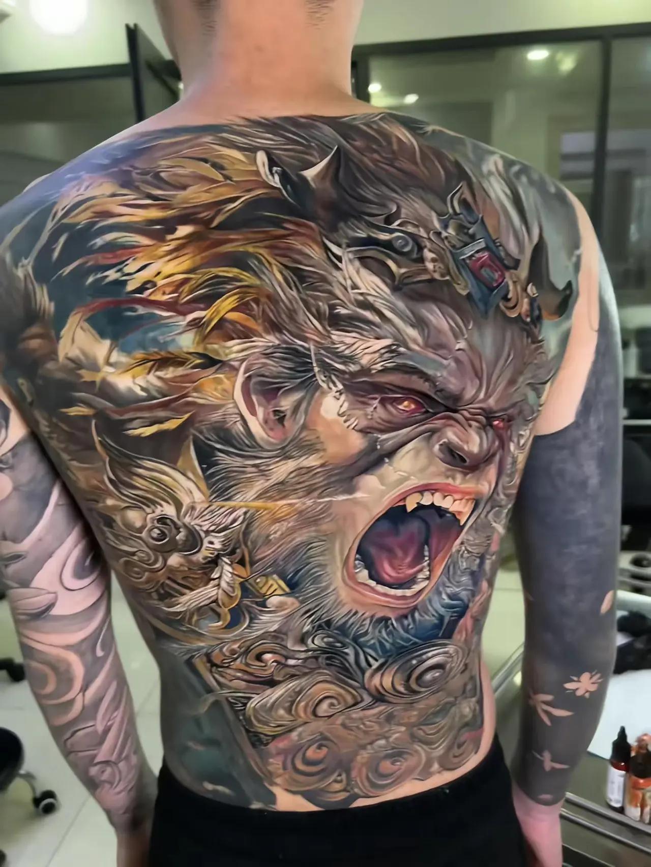 这都怎么想的，把自己的身体当画布了？虽说是自己的身体，有权利使用，但这样真的好吗