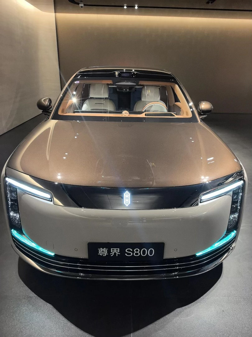 尊界s800聊点实在的，尊界S800气场是真足，停在路上回头率很高。优点集中在乘