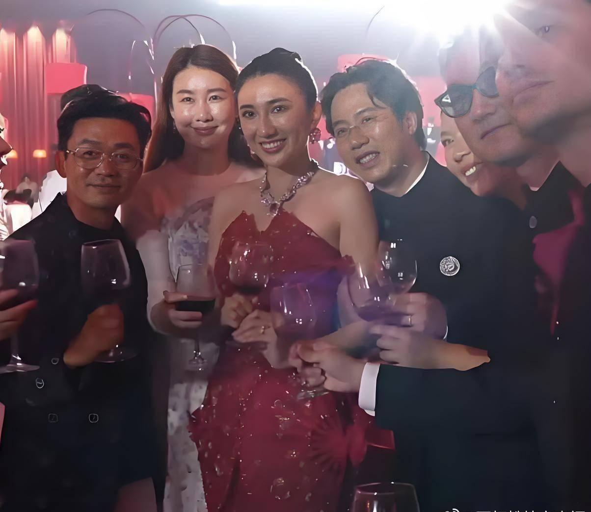 王宝强冯清相恋八年仍未领证王宝强和冯清相恋八年仍旧没有领证一事引发了大范围讨论，