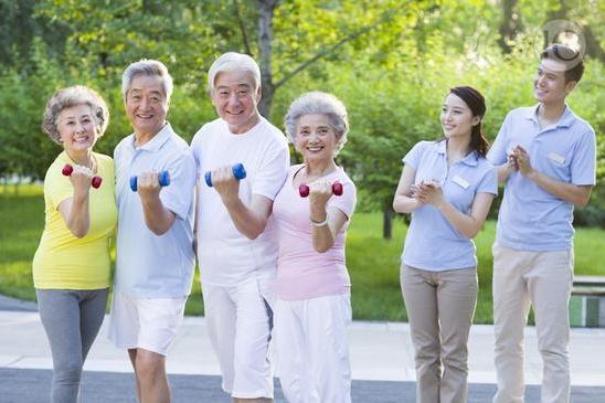 年轻时总觉得，养老要存够数才算安心。可真正老了才懂：山珍海味不如一碗热粥，体