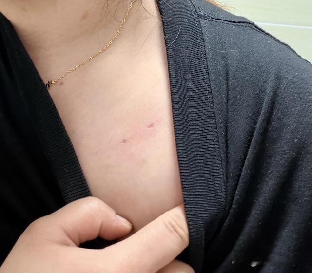 云南昭通，女子独居，清晨在家准备洗澡时，一陌生男子突然闯入，把她从卫生间，拖进儿