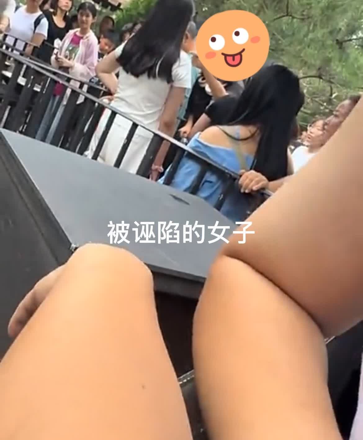两名女子怀疑被另一女子偷拍直言：我以为你是男的在环球影城，一名黑衣女