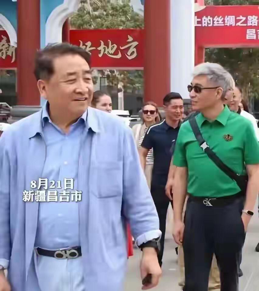 相声演员姜昆和原主持人周炜到新疆昌吉市大的街游玩，被网友偶遇了，姜昆微胖显得年轻