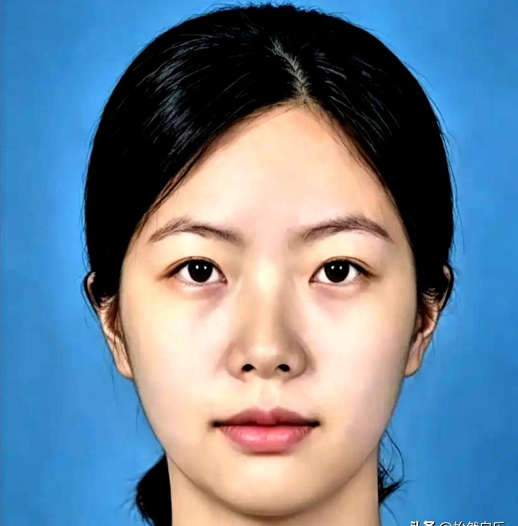 最窄处只有20厘米的夺命悬崖，一个刚毕业的乖乖女居然连闯三次，这到底是去爬山还是