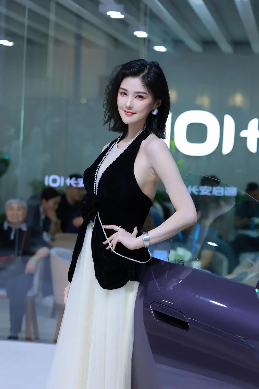 顶级车模程儿，简直是时尚界的宝藏！她身着优雅黑裙，与现代科技完美融合，时尚魅力直