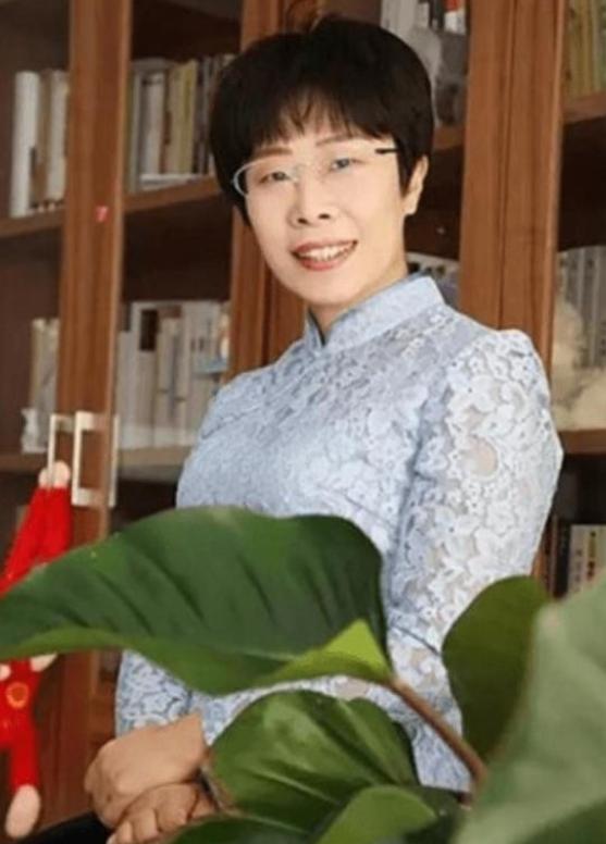 北大才女蒙曼48岁至今未婚，朱迅问她：“你最想嫁给谁？”没想到，她脱口而出说的一