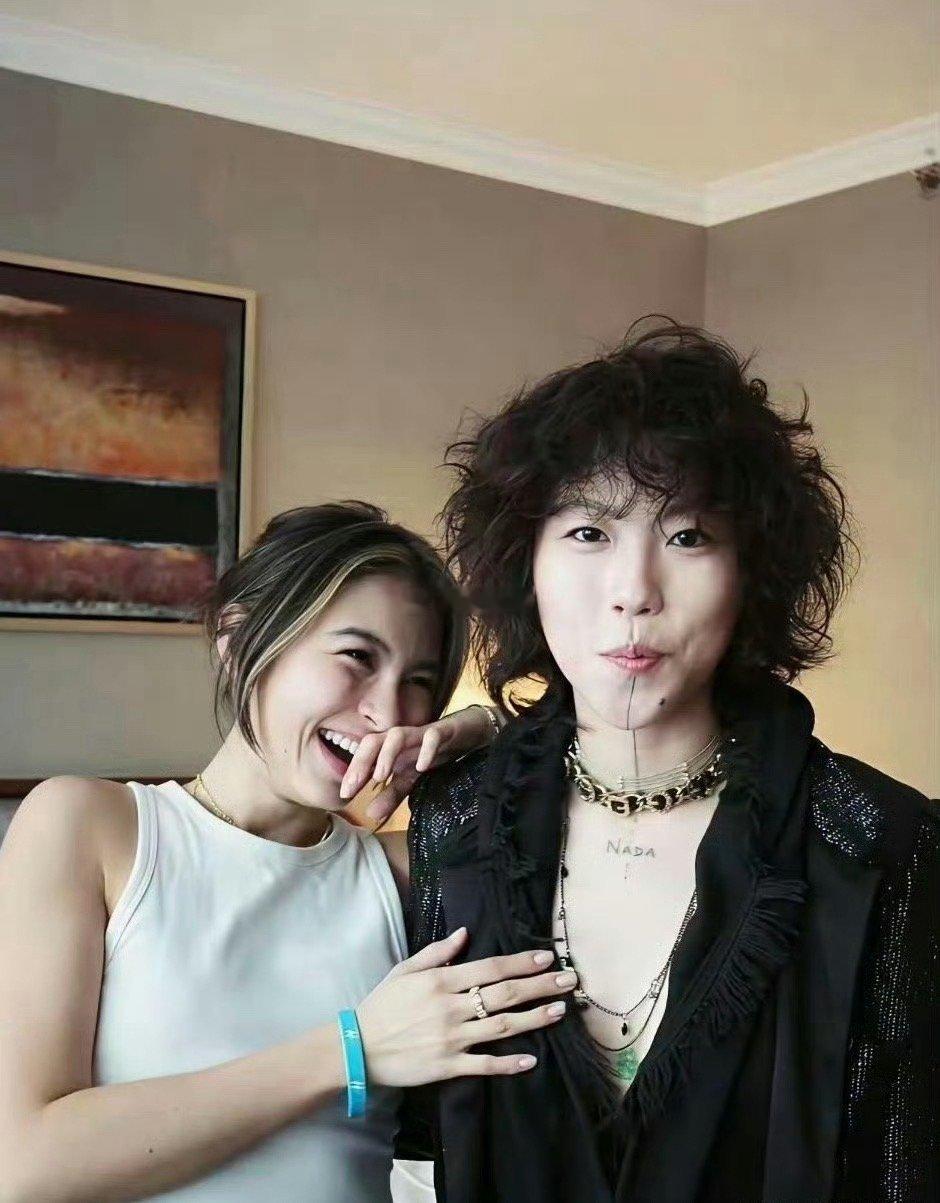 王菲估计头都大了，这女儿管还是不管好啊！​​​