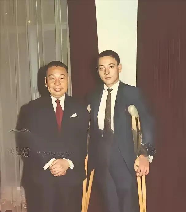 这张照片拍摄于1970年蒋经国和他长子蒋孝文的合影，蒋孝文柱拐不是受伤，而是他身