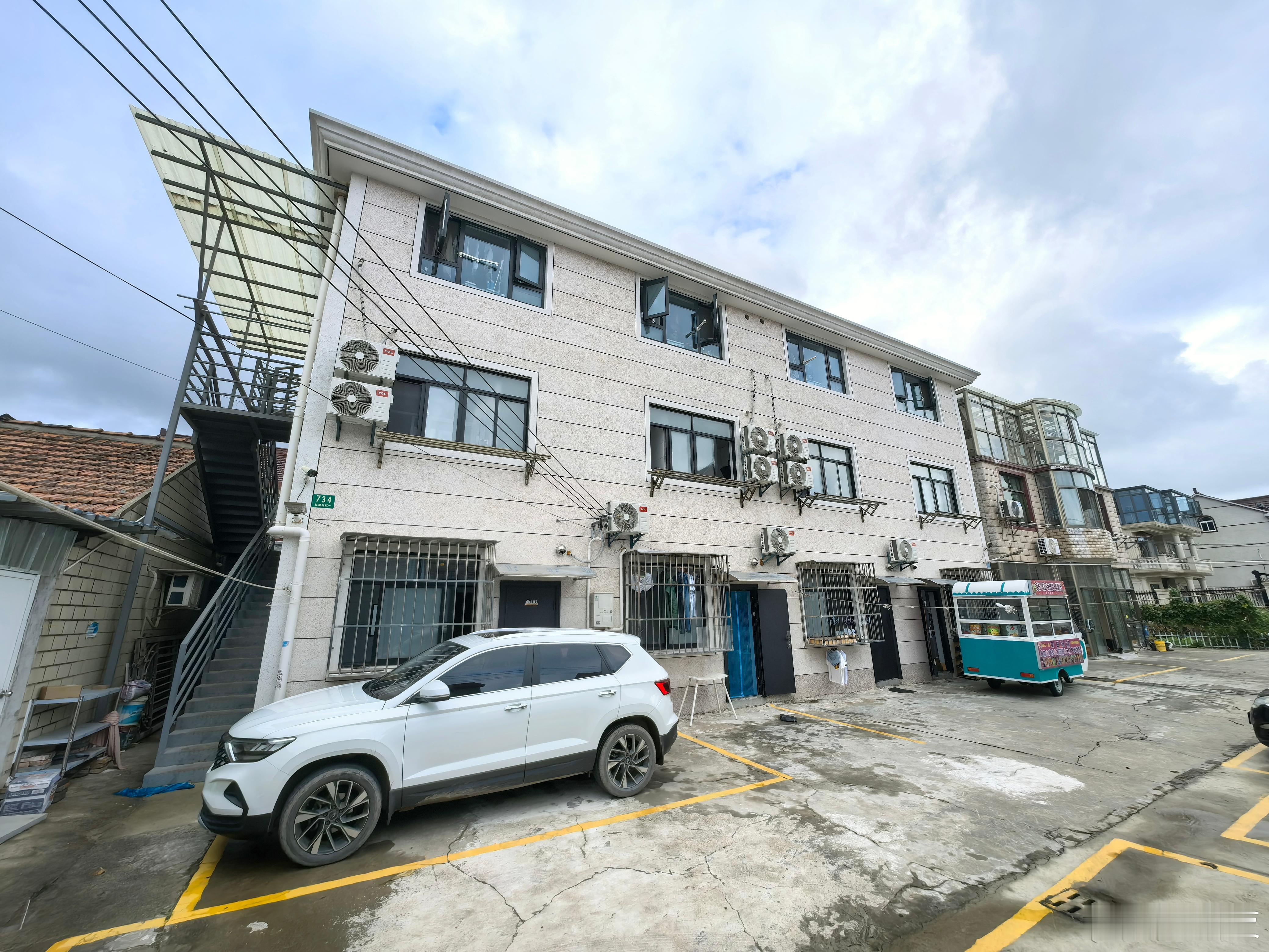 网友在福建农村偶遇15层自建房，里面住着100多名家族成员，22套房子，每套约2