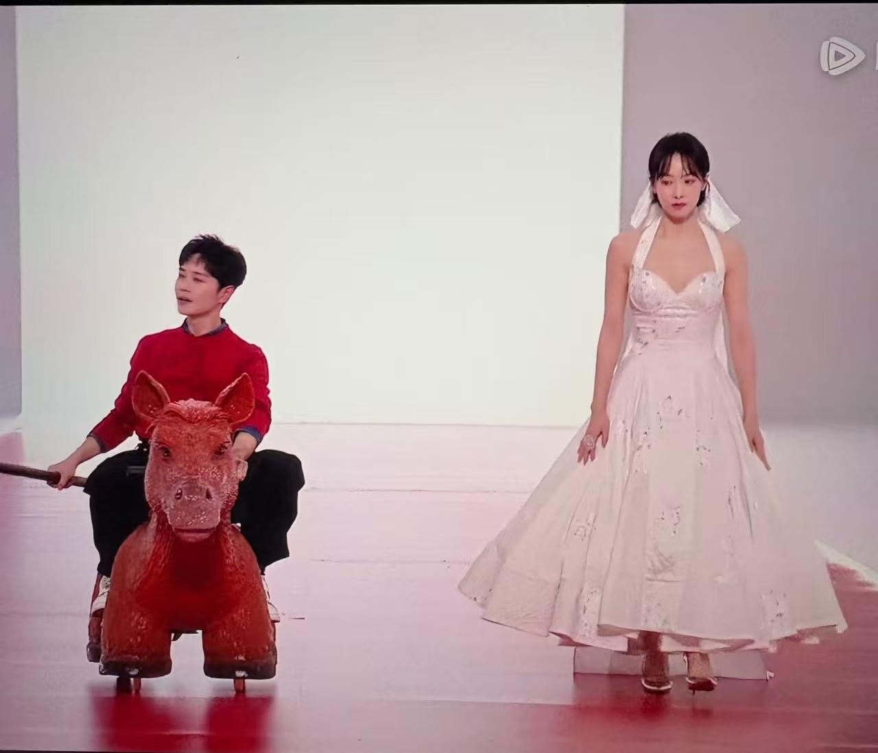 我脑补过曹骏背着长枪上场，也想过他骑高头大马霸气登场，但实在没想到，他居然骑