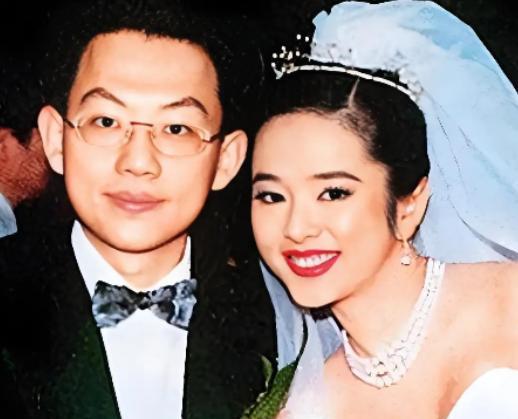 1995年，叶蕴仪拒绝了苦追她三年的林志颖，转身嫁给了千亿富豪的陈柏浩，婚后的第