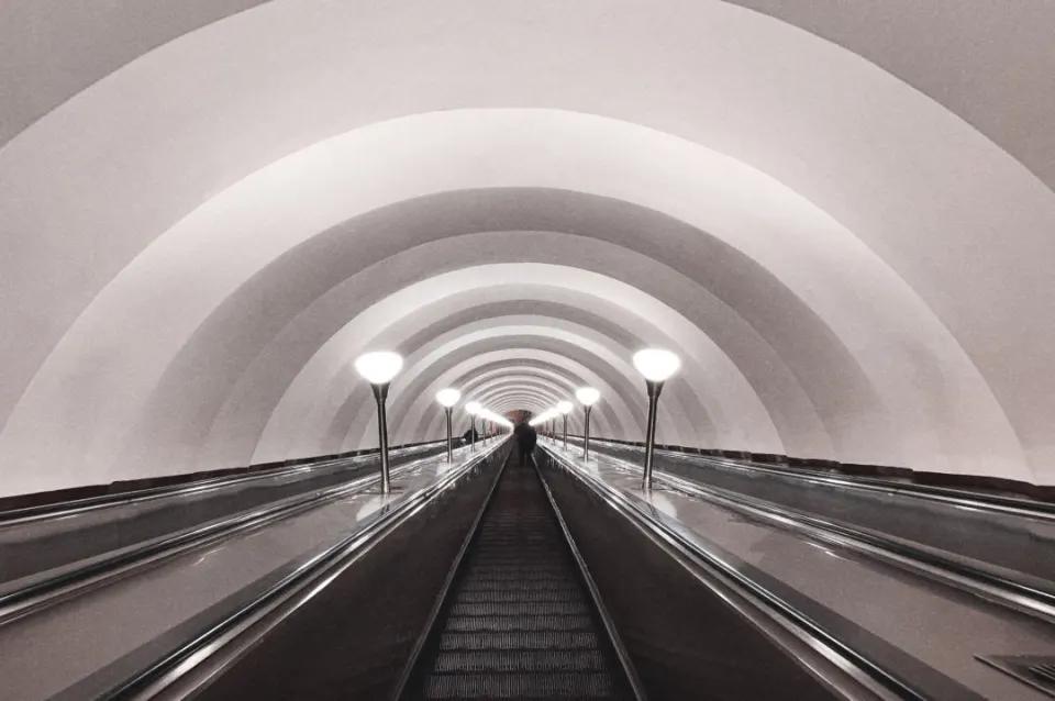 设想一下：花一亿美元，在100米一以下的地下掩体顶部，就是最后一层，一层层铺设几