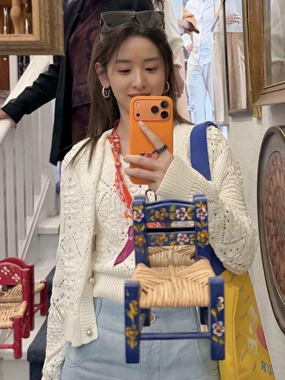 章泽天素颜逛巴黎，一身名牌，生活惬意