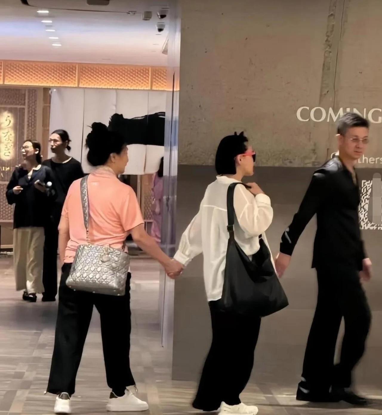 你有没有发现，这一年许雅钧的出镜率高得有点离谱？搁以前，想看到他跟小S家人同框，比中彩票还难，现在倒