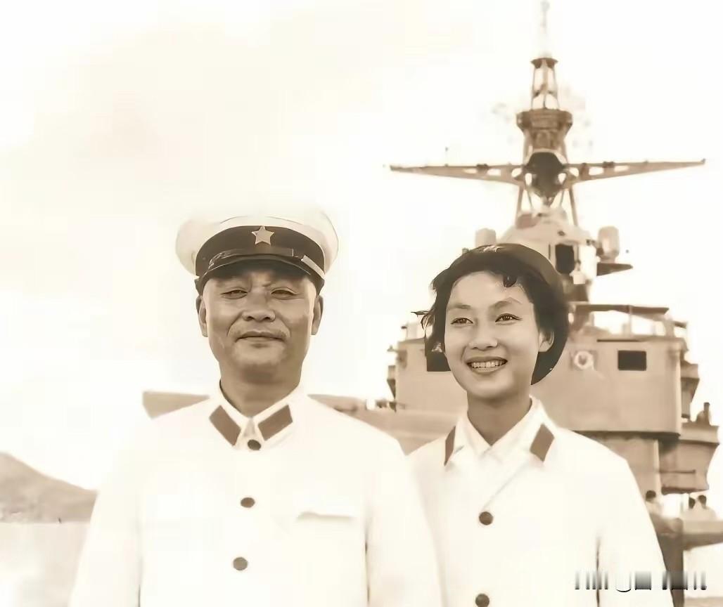 他们即是父亲和女儿，又是首长和士兵，1973年，时任海军政委的开国中将杜义德在视