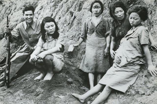 “我们投降！”1951年，5名志愿军女战士被围堵在山洞中，美军不停地向洞中喊话，