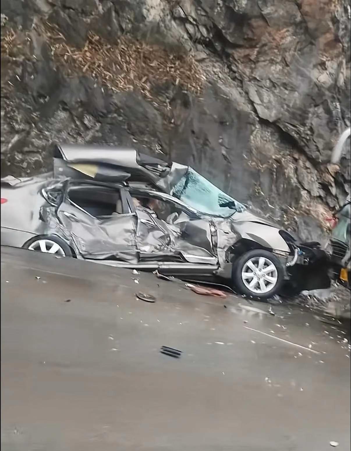 广西百色市发生一起惨烈车祸，副驾驶被抬出2月26日，百色市那坡至坡洪路段，一辆