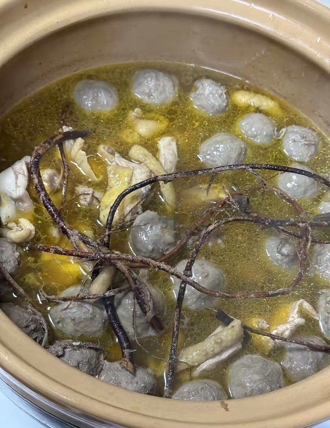 吃完莫氏鸡煲直接困到像吞了安眠药，一觉睡到天昏地暗！晚上七点多炫了两碗汤，