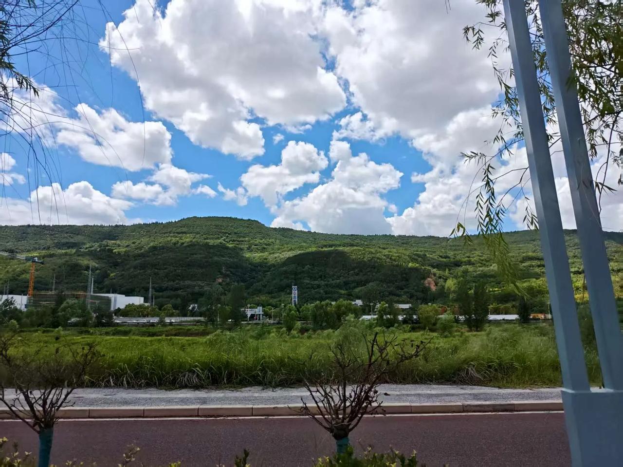 今年最好的空气质量3D西安蓝田周六去流峪避暑，西安到蓝田半路上，看见各种不同