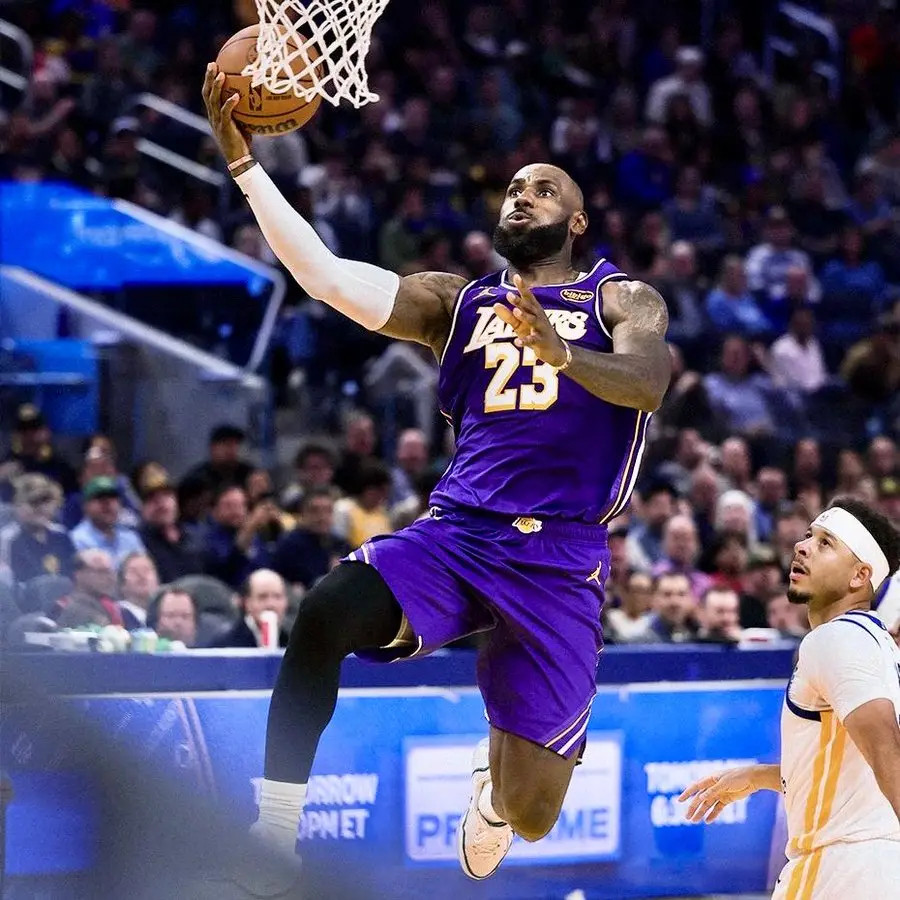 本赛季至今，詹姆斯场均20.9分6.1篮板7.1助攻。这是詹姆斯第23个赛季达成