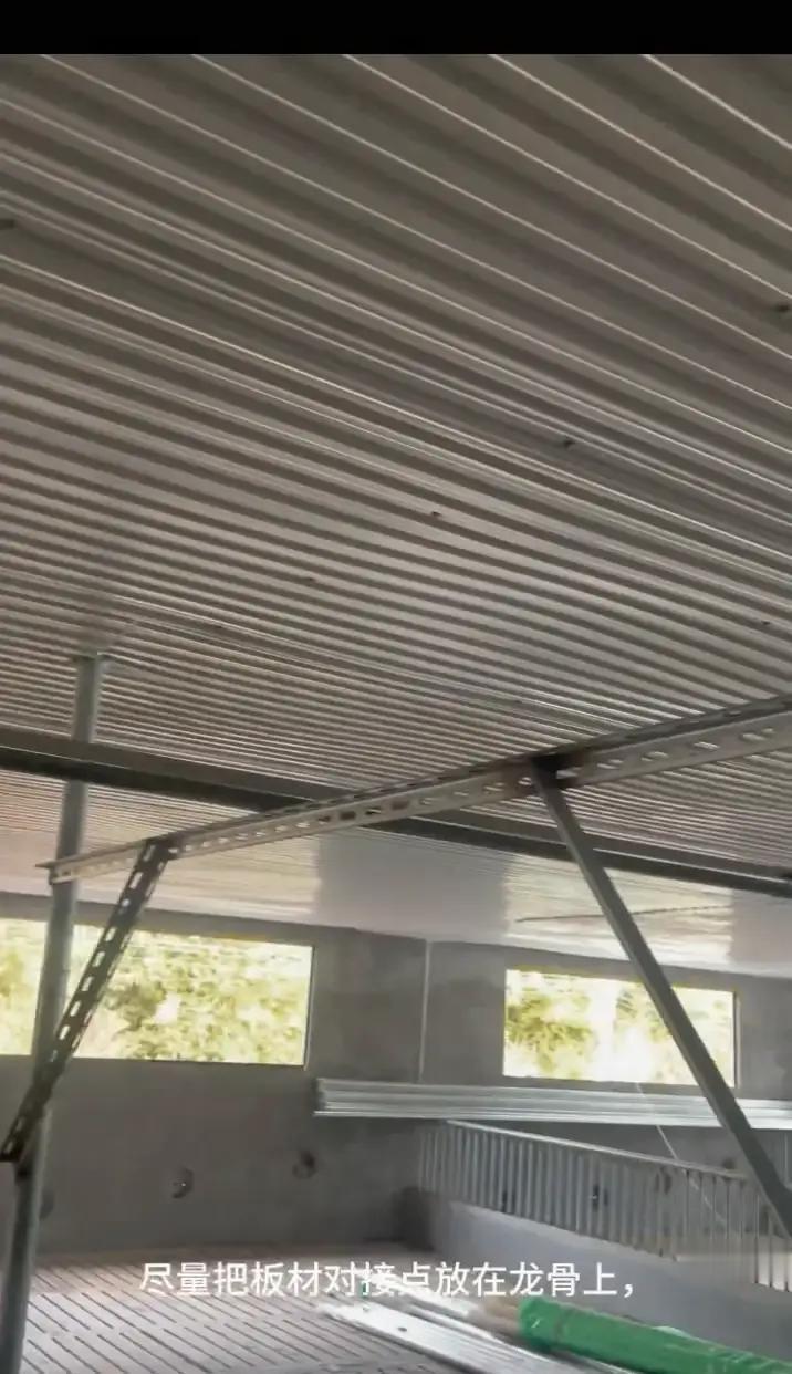 别再盯着猪价了。你猪场每年至少45万电费，是从天花板漏走的。传统PVC吊顶