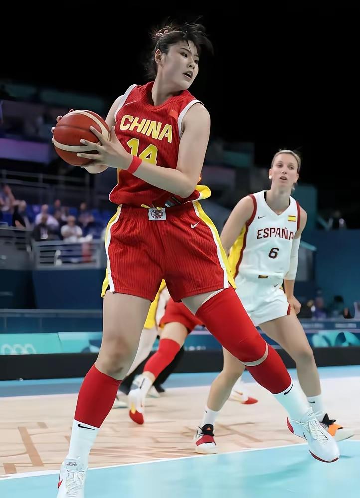 李月汝怎么了？留洋归来的李月茹，被球迷寄予厚望，世预赛上中国女篮内线主力队员：