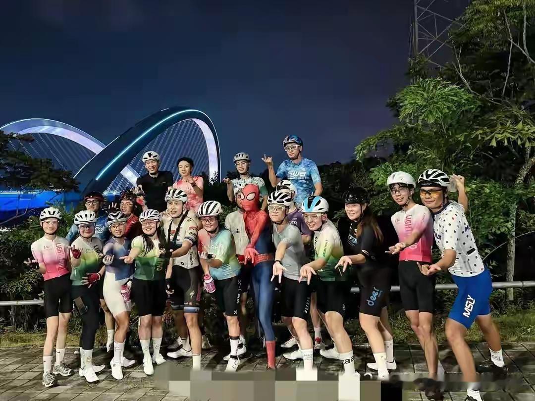 南宁骑行圈闹得沸沸扬扬的“鸟哥事件”真的让人唏嘘：一位婚房装好、请柬选好、眼看就