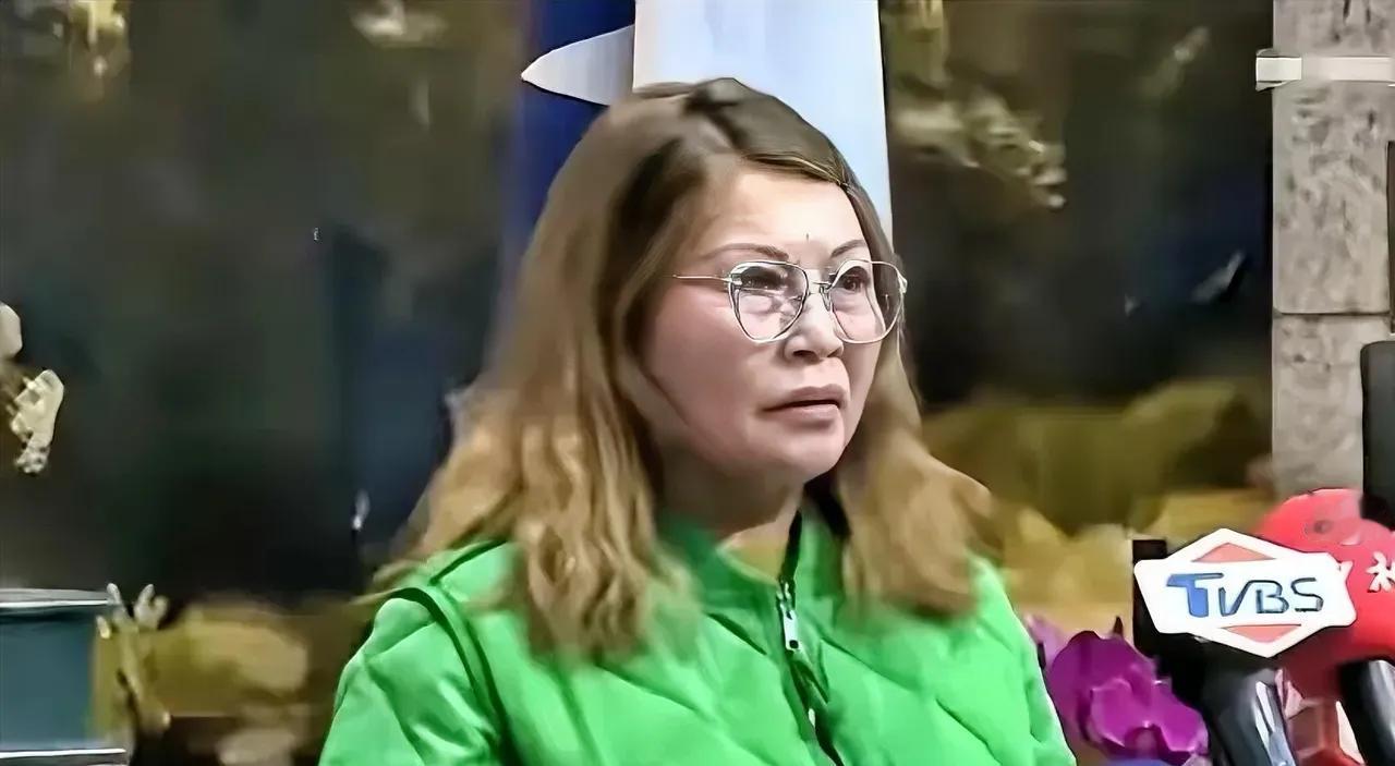 近日一段街头采访火爆全网！台湾女生三连问，当场怼懵郑丽文！面对一向能言善辩