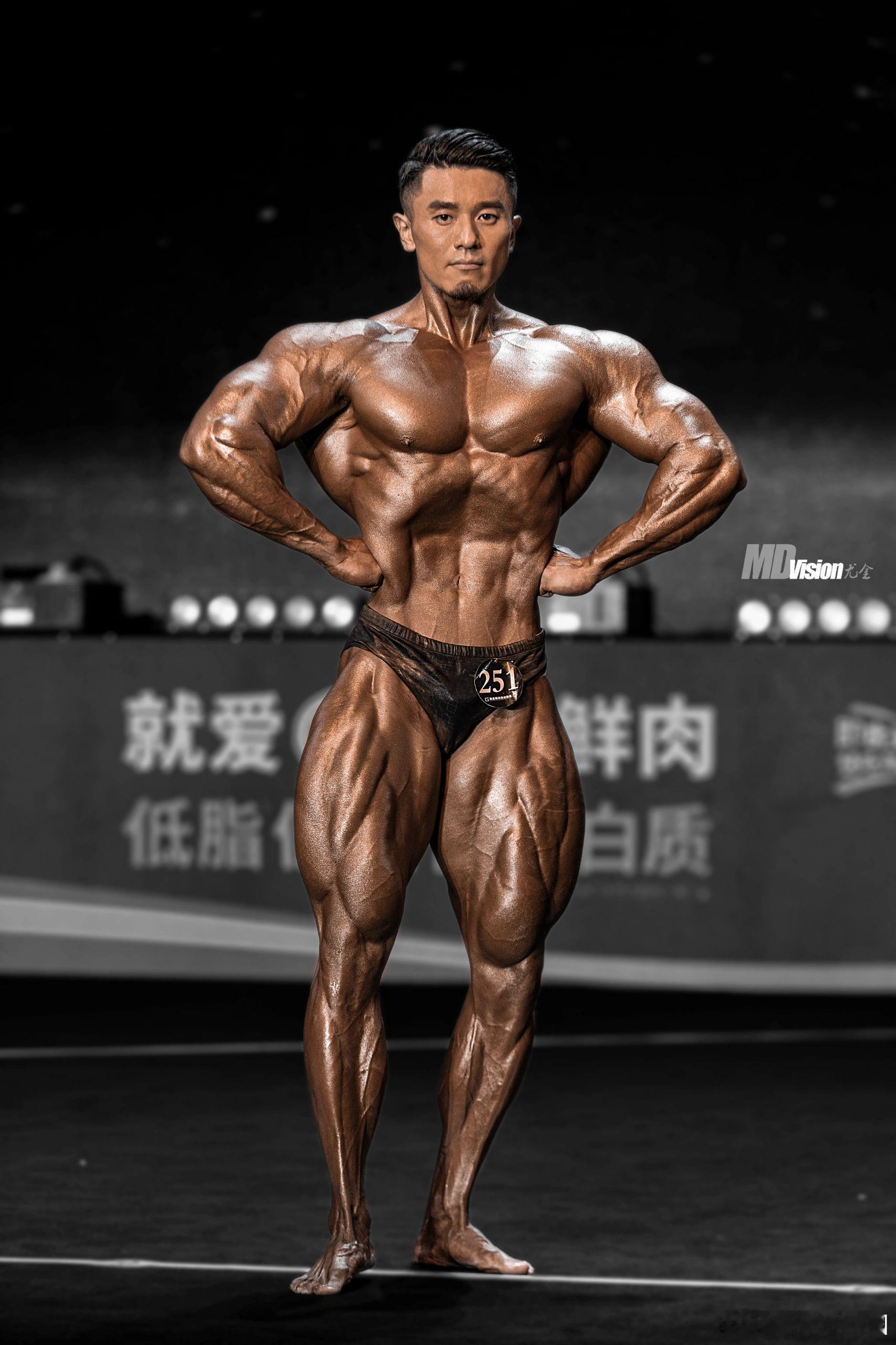 肌肉男神软软城市运动季健身打卡健身健美冠军