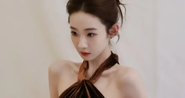 张艺凡真是美人胚子! 棕色丝绒长裙上身, 身姿窈窕太吸睛!