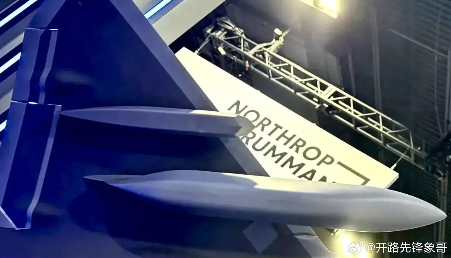 近日，洛克希德·马丁公司在美国空军协会年度战争研讨会上首次对外公开展示“猛禽”2