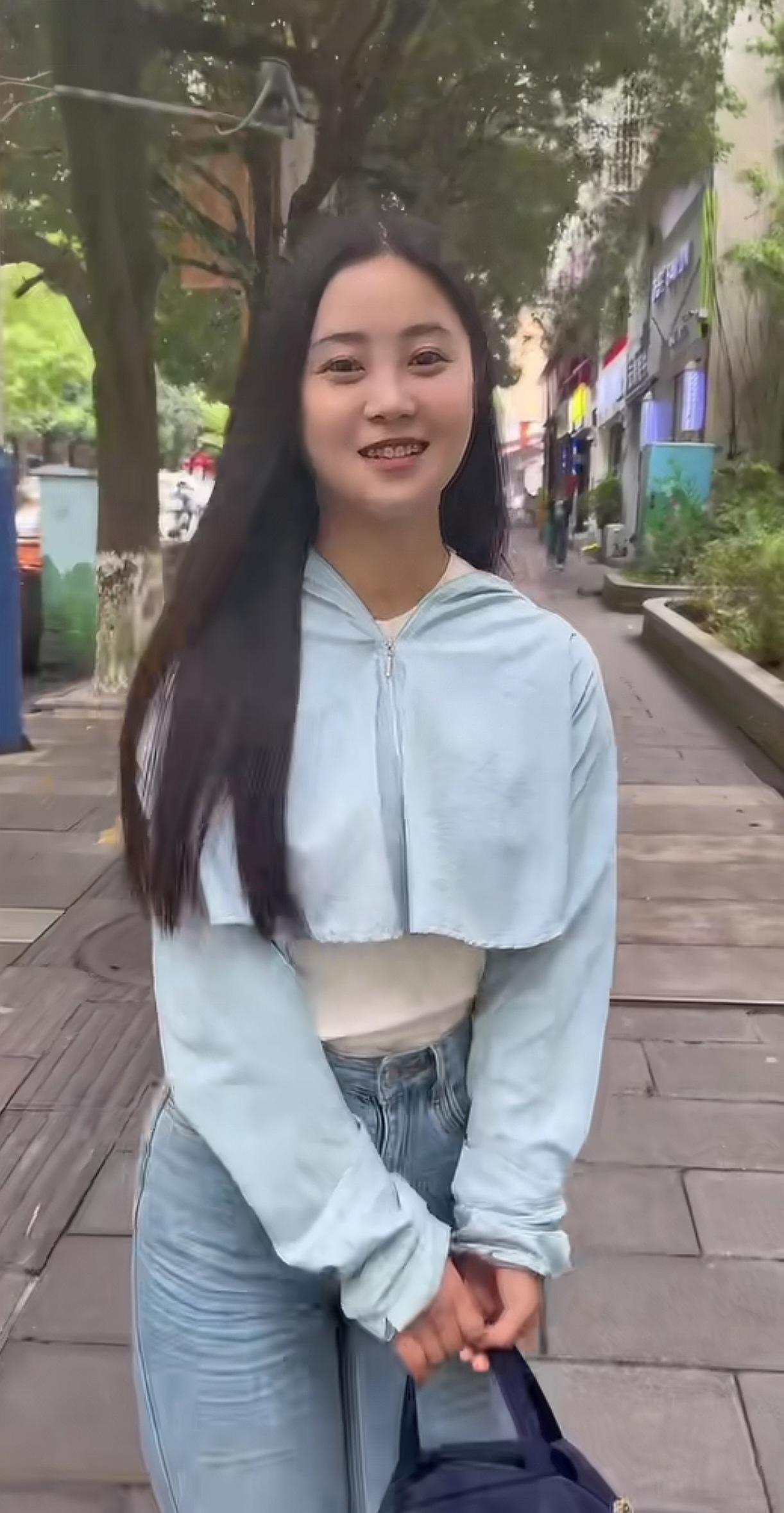 漂亮姐姐兴高采烈的去逛街。