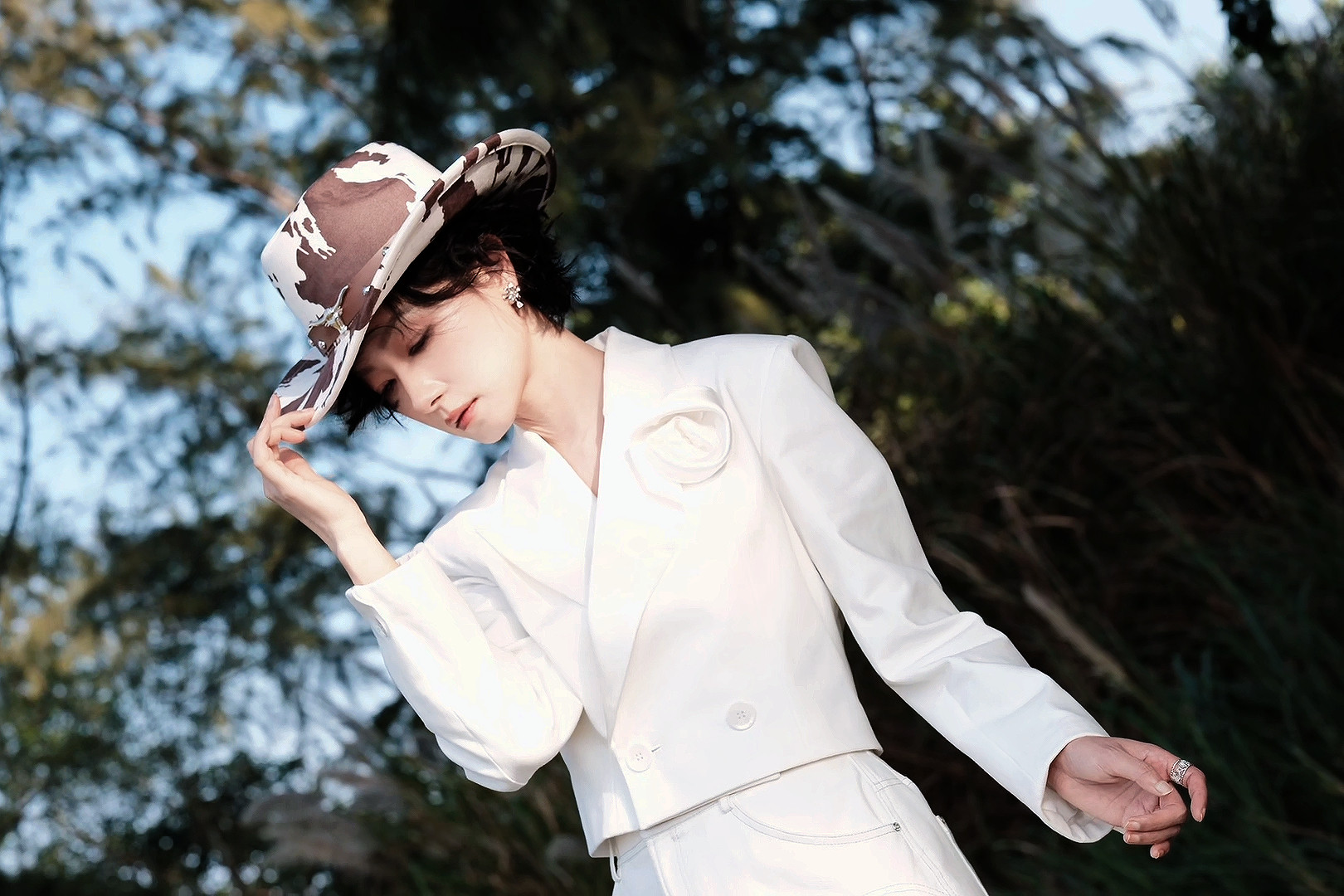 万茜｜万茜美素佳儿品牌大使山把岁月叠成年轮，海把时间揉成泡沫，你的脚步是穿行