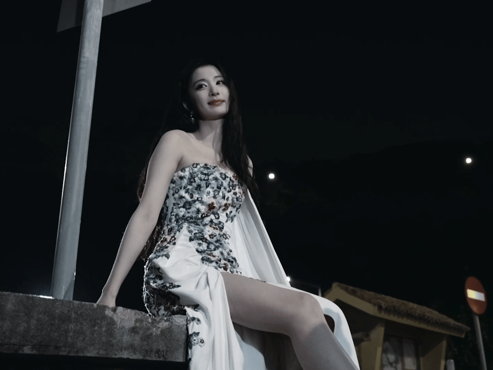 王楚然乱花渐欲迷我眼哇，王楚然这组花裙造型美到犯规！繁花环绕中，她灵动优雅，