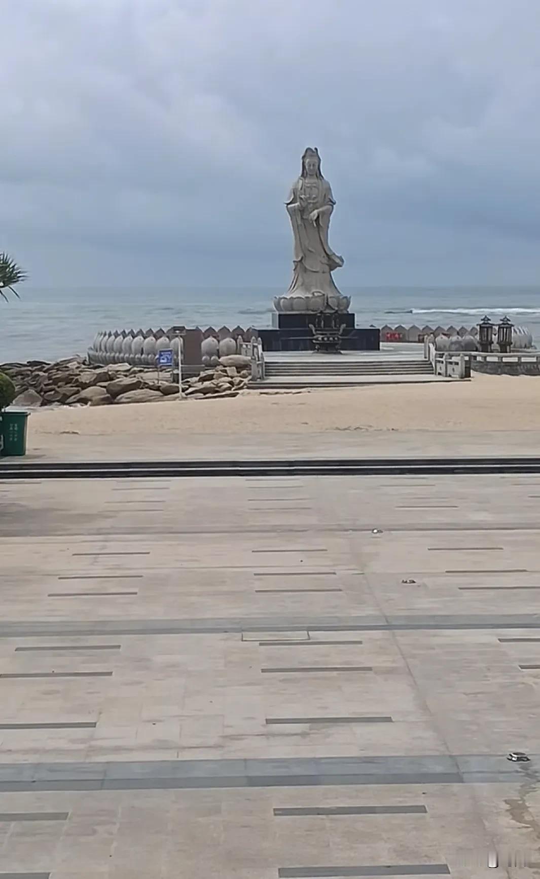 台风预警天气5人在海边游玩致溺亡，目前景区已临时关闭，这就是不听劝的后果。事发2