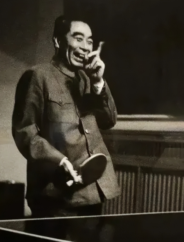 60年代，周总理打乒乓球的一张照片，总理笑得真有趣！在上个世纪60年代，
