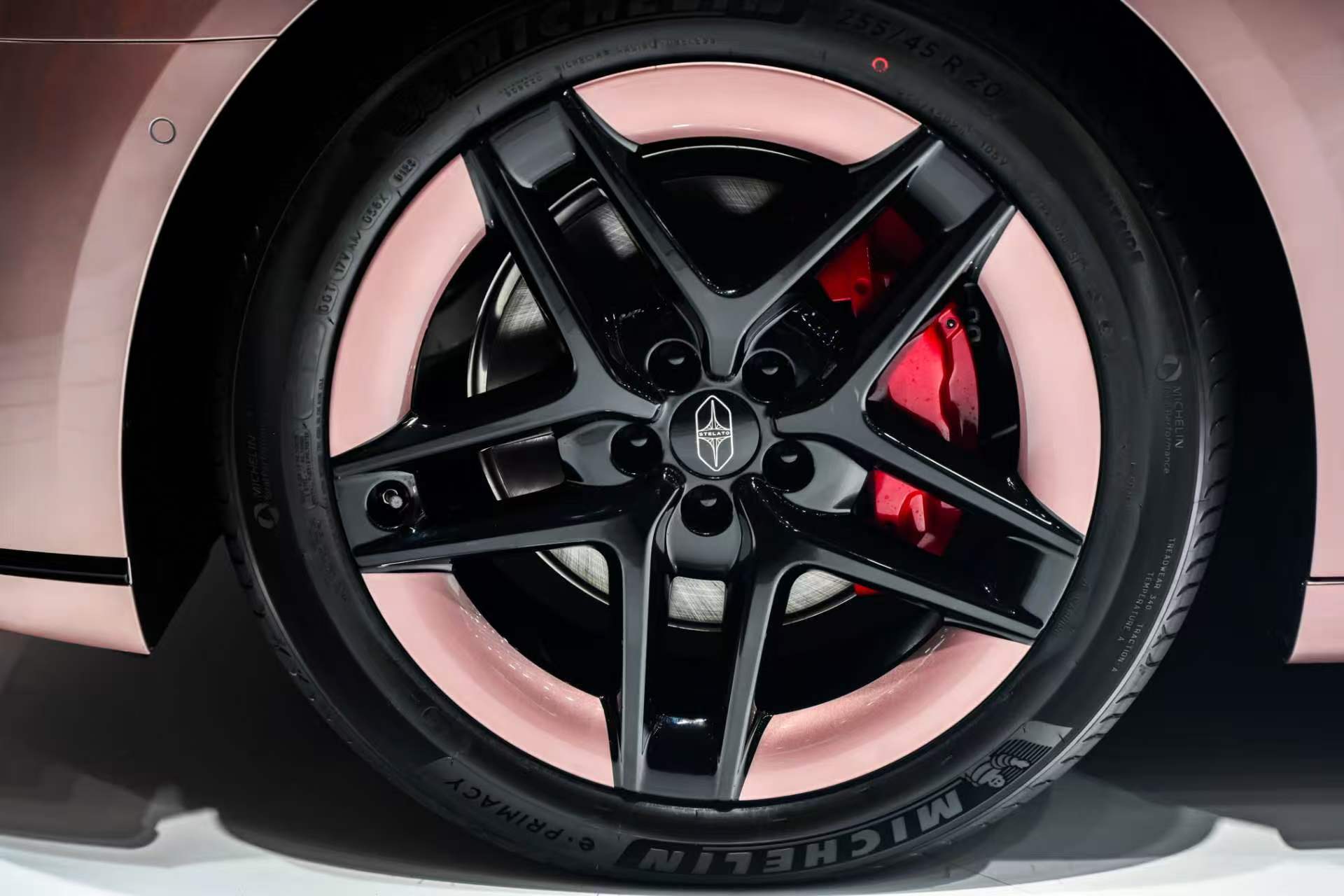 余承东官宣享界新色余承东与尼格买提共推享界新色，星玫粉配月绒白，颜值拉满！市场