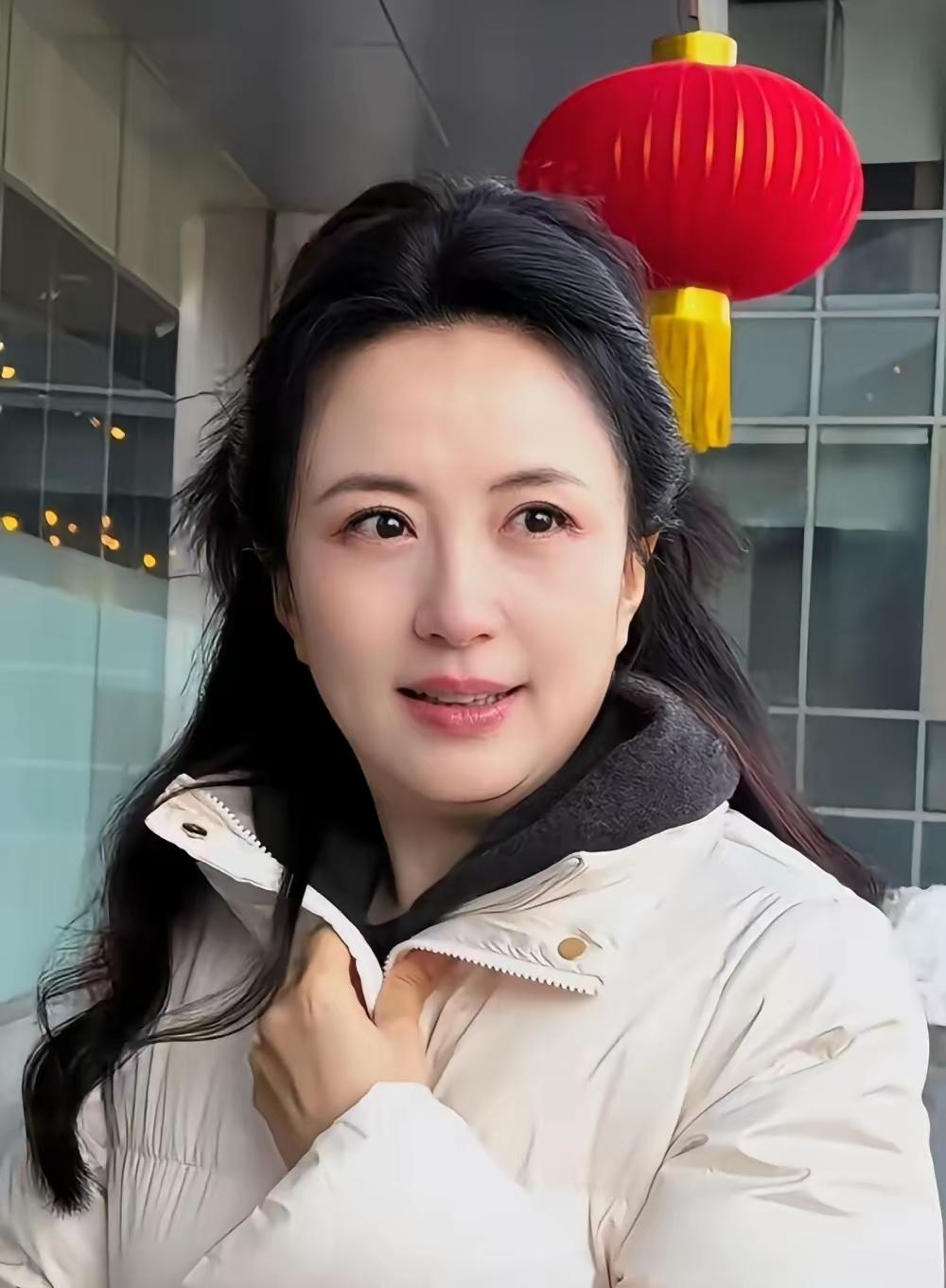 她和贾静雯是《至尊红颜》中的一对姐妹花。她长得比贾静雯还美，两个人一起合作在《