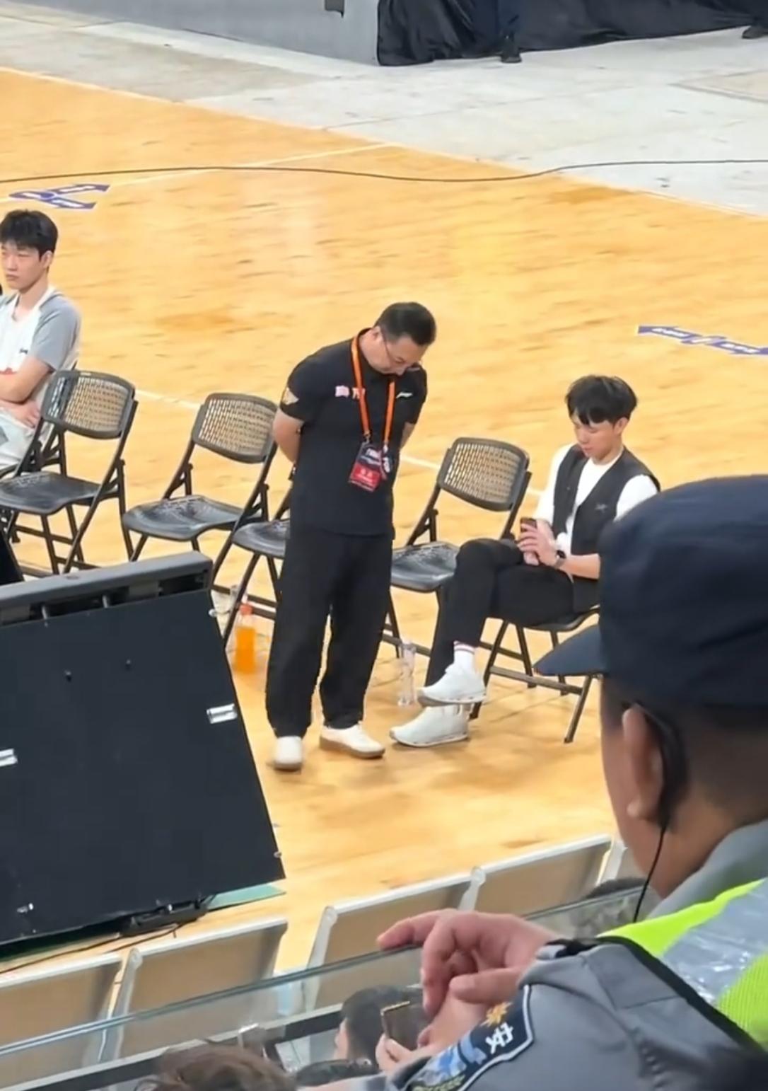 现在最难过上愁的恐怕是广东宏远三代掌门人陈浩峰了，一股脑的让杜锋和朱芳雨离开球队