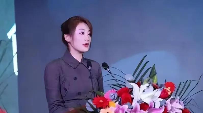 我想过宗馥莉是受尽宠爱富家千金我也想过她是被刻苦培养的接班人但是让人想不到的