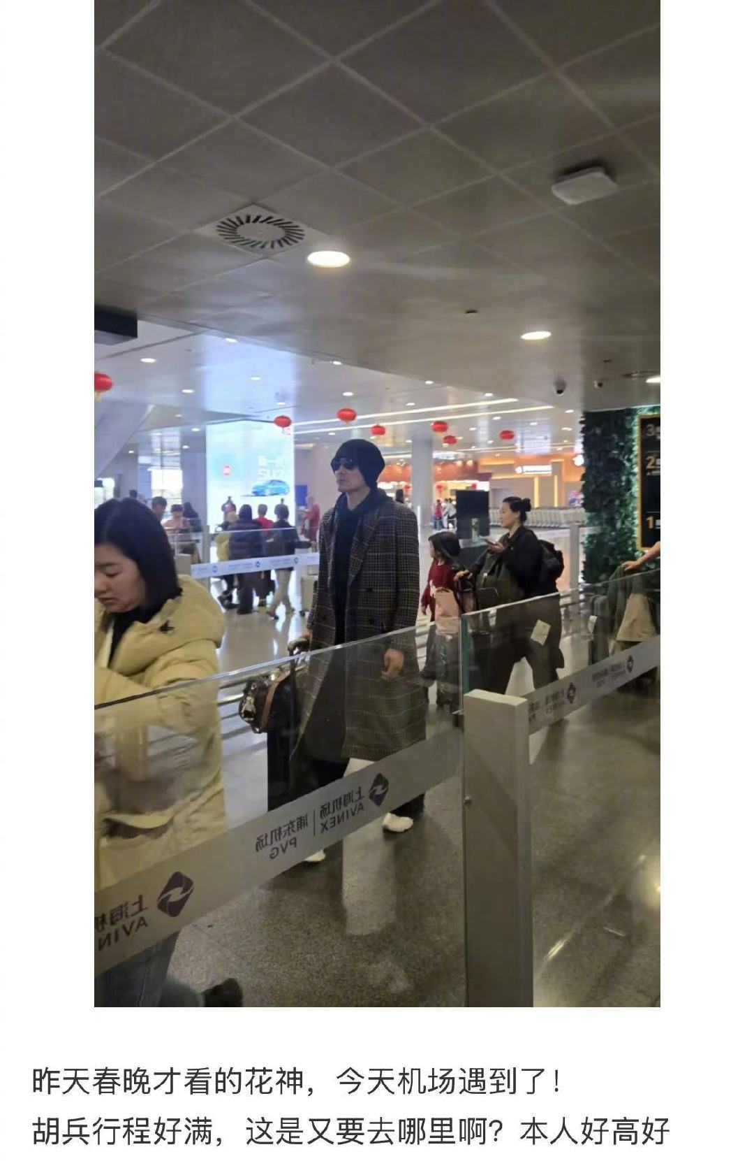 胡兵是春晚仿生机器人吗身着厚重的汉代刺绣古装、头戴发套粘胡须，全程手持汉节，站姿