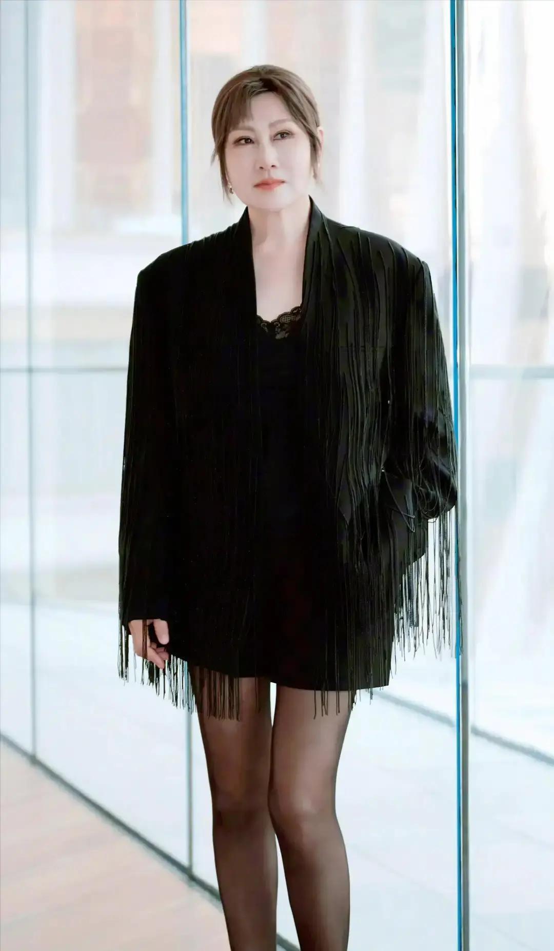 63岁张凯丽，故意穿“错”衣服给所有人看。齐刘海假发，黑丝高跟，她一出场就